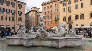 ローマにあるChiostro del Bramante - Art Museum Experienceの周囲に人が立つ街の噴水