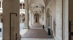 ローマにあるChiostro del Bramante - Art Museum Experienceの柱の建つ建物内の空廊