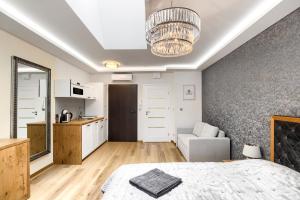 Il comprend une grande chambre avec un lit et une cuisine. dans l'établissement Toress Apartamenty Deptak, à Szczecin