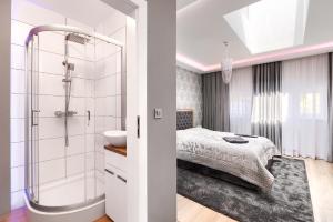 Un baño con ducha, cama y lavabo. en Toress Apartamenty Deptak, en Szczecin 138 fotos más