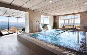 uma banheira de hidromassagem num quarto de hotel com vista em Catalonia Reina Victoria em Ronda