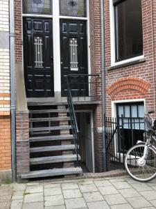 uma bicicleta estacionada em frente a um edifício com escadas em 16 sous em Utrecht