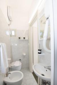 Ένα μπάνιο στο Hotel Tirreno +18 φωτογραφίες