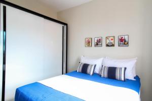 Apartamento c/ Piscina e Garagem | CDC 3120/602 في موسورو: غرفة نوم مع سرير مع مرآة كبيرة