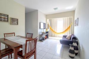 ein Wohnzimmer mit einem Esstisch und einem Sofa in der Unterkunft Apartamento c/ Piscina e Garagem | CDC 3120/602 in Mossoró