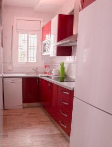 サロウにあるVilla Mariaのキッチン(赤いキャビネット、白い冷蔵庫付)