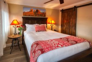 a bedroom with a large bed and a table with lamps at Lantern Light Inn - Romantic Getaway in Sedona