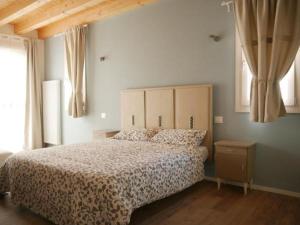 una camera con un letto e due finestre di El Sesterzio a Oderzo