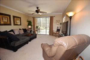A seating area at 1113 River Crossing Condo