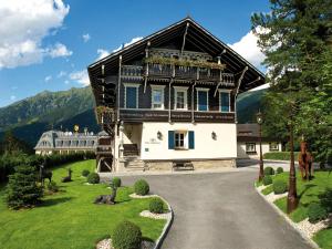 a house with a balcony on the front of it at Villa Orania in Bad Gastein