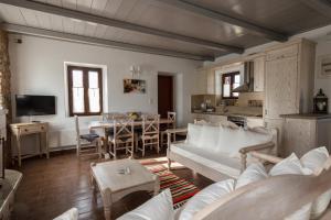 salon z białą kanapą i stołem w obiekcie Stone House-Athina w mieście Peletá