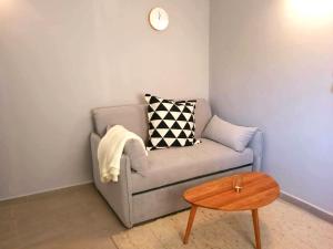 ein Wohnzimmer mit einer Couch und einem Tisch in der Unterkunft Apartment Seashell in Šišan