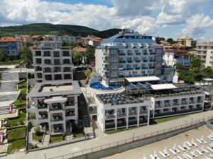 una vista aérea de una ciudad con edificios y barcos en Paraiso Beach - All Inclusive, en Obzor