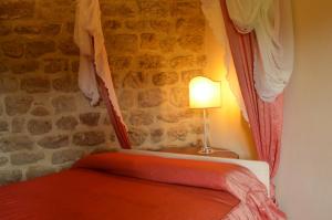 a bedroom with a bed and a lamp at Il Cardo Resort in Anghiari