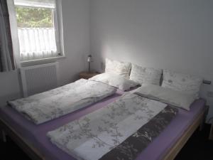 a bedroom with two beds and a window at Ferienzimmer Schwalbennest in Ostseebad Karlshagen