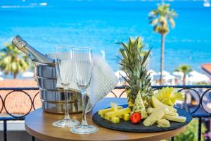 einen Tisch mit Weingläsern und einen Teller mit Essen in der Unterkunft Aurasia Sea Side Hotel in Marmaris