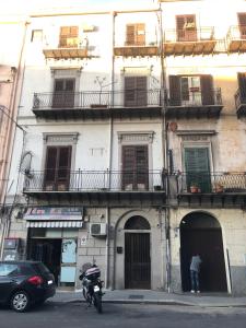 een motorfiets geparkeerd voor een gebouw bij Porte Maqueda in Palermo