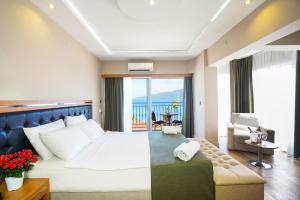 Postel nebo postele na pokoji v ubytování Aurasia Sea Side Hotel