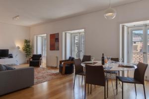 - un salon avec une table et des chaises dans l'établissement Downtown Apartment Santa Justa, à Lisbonne