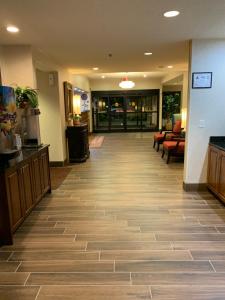 un vestíbulo vacío de un hospital con sala de espera en Inn at Clinton, en Clinton