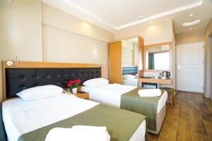 Postel nebo postele na pokoji v ubytování Aurasia Sea Side Hotel