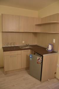 A kitchen or kitchenette at Aparthotel Lucky Family