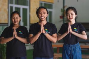 Eine Gruppe von drei Personen, die eine amtliche in der Unterkunft The Cheap & Cozy Canggu in Canggu