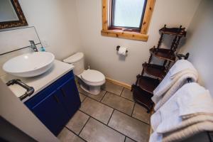 ein Bad mit einem Waschbecken und einem WC in der Unterkunft Grizzly Paw B&B in Clearwater