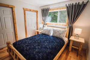 a bedroom with a bed and a window at Grizzly Paw B&B in Clearwater