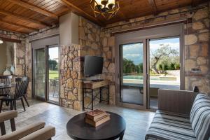 Μια τηλεόραση ή/και κέντρο ψυχαγωγίας στο Five Senses Luxury Villas