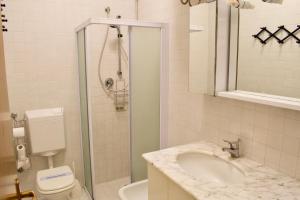 リド・ディ・イエゾロにあるAppartamento SOYUS 10のバスルーム(シャワー、洗面台、トイレ付)