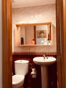 une salle de bain avec toilettes et lavabo dans l'établissement Llanes mar y montaña, à Llanes 12 autres photos