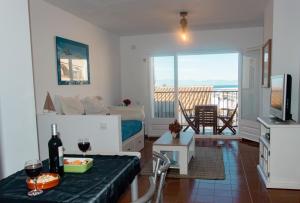Habitación con cama y mesa con plato de comida en Coco Apt renovated and with seaview, en L'Escala