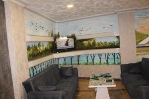 ein Wohnzimmer mit 2 Sofas und einem TV in der Unterkunft Omega Inn in Istanbul