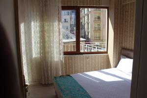 Postel nebo postele na pokoji v ubytování Omega Inn