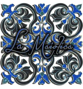 un azulejo azul y blanco con la palabra navaho en La Maiolica, en Marina di Noto