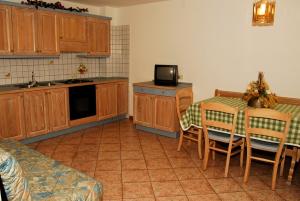 Pejo Appartamenti Pegolotti tesisinde mutfak veya mini mutfak