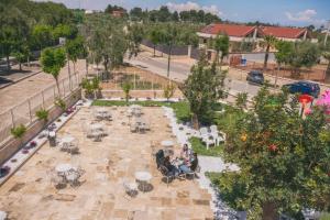 an overhead view of a patio with tables and chairs at Suberito rooms&bar in Terlizzi