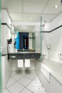 Een badkamer bij Ramada by Wyndham Amsterdam Airport Schiphol