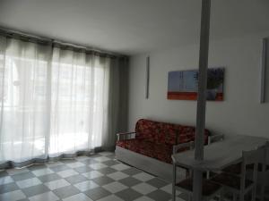 ein Wohnzimmer mit einem Sofa und einem Tisch in der Unterkunft Zeus Montblanc in Salou