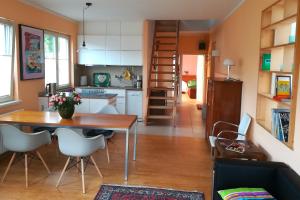 eine Küche und ein Esszimmer mit einem Tisch und Stühlen in der Unterkunft Atelierhaus Beckmann in Gengenbach