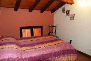 um quarto com uma cama grande num quarto em Etna Casa Llera-Antica casa siciliana em Milo