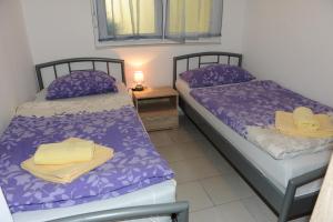 Postel nebo postele na pokoji v ubytování Apartmani Ivišić