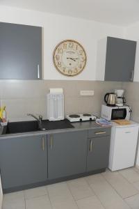 Kuchyň nebo kuchyňský kout v ubytování Apartmani Ivišić
