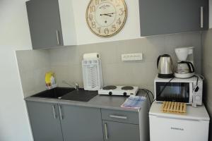 Kuchyň nebo kuchyňský kout v ubytování Apartmani Ivišić