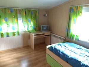 una camera da letto con un letto e una scrivania con una televisione di Villa el Gallo a Los Cortijos Altre 55 foto