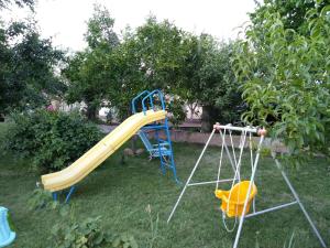 uno scivolo e un'altalena in un cortile di Villa el Gallo a Los Cortijos
