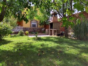 una casa con un cortile con un prato, sidx sidx sidx di Villa el Gallo a Los Cortijos