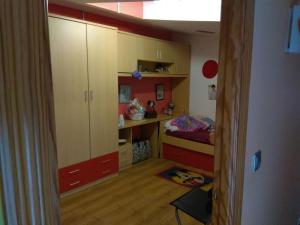 una camera con letto e armadi di Villa el Gallo a Los Cortijos