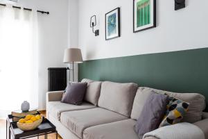 雅典的住宿－Urban Athens Apartment，带沙发和绿色墙壁的客厅